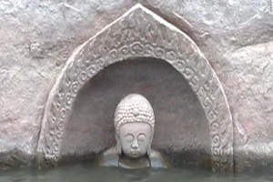 Phát hiện tượng phật 600 tuổi dưới bể nước ở Trung Quốc