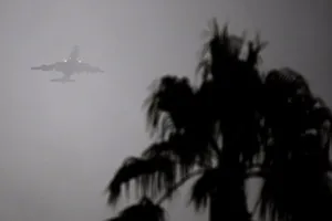 Máy bay chở ông Obama 3 lần hạ cánh bất thành do bão