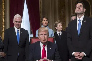 Trump ký sắc lệnh đầu tiên chống Obamacare