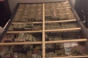 Phát hiện 20 triệu USD tiền mặt dưới gầm giường