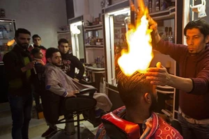 Sốc với màn dùng lửa cháy phừng phừng tạo kiểu tóc