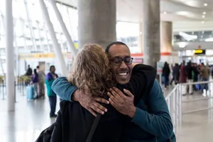 Hạnh phúc vỡ òa vì sắc lệnh nhập cư của Trump bị bác