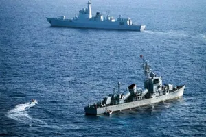 Philippines lo Bắc Kinh sẽ sớm xây đảo ở Scarborough