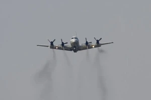 Phi cơ Mỹ và Trung Quốc áp sát nhau ở biển Đông