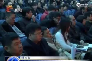 Phạt 6 quan chức ngủ gật trong cuộc họp