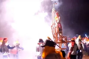 Đáng sợ lễ hội ném pháo hoa vào người ở Đài Loan