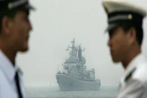 TQ ngang ngược đòi ngăn tàu nước ngoài vào biển Đông