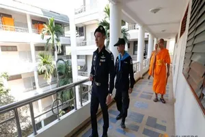 Hàng ngàn tín đồ kháng lệnh rời khỏi chùa bị vây ráp