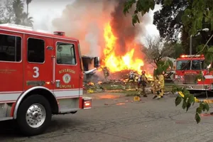 Máy bay lao xuống nhà dân, nhiều nhà bốc cháy ngùn ngụt