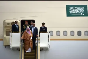 Vua Ả Rập đem 2 thang máy mạ vàng, 100 xe sang tới Nhật