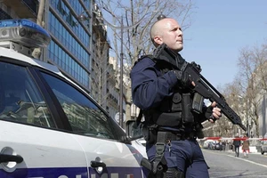 Nổ bom thư, xả súng tại Pháp