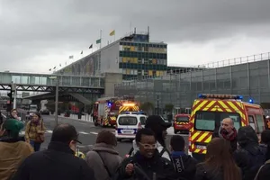 Binh sĩ bị cướp súng, sân bay ở Pháp sơ tán khẩn 