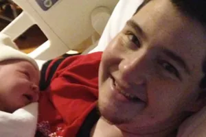 Người chuyển giới mang thai rồi sinh con thay vợ