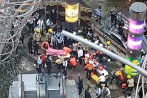 Thang máy dừng đột ngột, 17 người bị thương