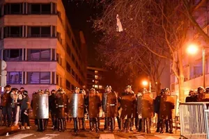 Bạo loạn sau khi cảnh sát Pháp bắn chết người gốc Hoa