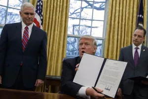 Ông Trump bỏ đi mà quên ký 2 sắc lệnh vừa thông báo