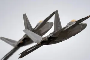 Mỹ tung F-22 chặn 2 oanh tạc cơ Nga áp sát biên giới