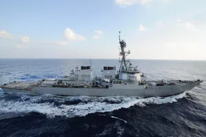 Tàu Iran áp sát tàu Mỹ tại vịnh Ba Tư