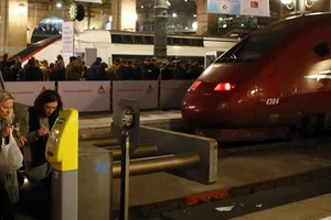 Sơ tán khẩn tại nhà ga Paris vì đe dọa khủng bố