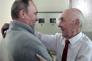 Tổng thống Putin bất ngờ đến mừng sinh nhật sếp cũ
