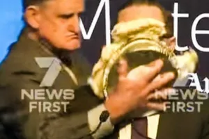 CEO hãng bay Úc bị úp bánh kem vào mặt 