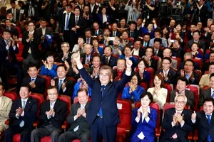 Moon Jae-in tuyên thệ đơn giản, lao ngay vào công việc