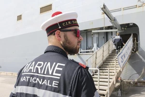 Tàu đổ bộ Pháp mắc cạn, tập trận 4 nước trì hoãn 