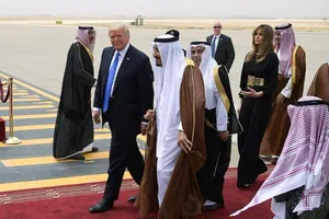 Ả Rập Saudi tiếp đón ông Trump khác hẳn với ông Obama