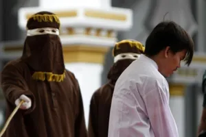 Quan hệ đồng giới: 2 thanh niên Indonesia lãnh 83 roi