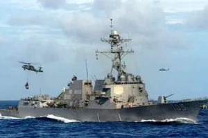 Tàu chiến Mỹ tiến sát đảo nhân tạo Trung Quốc