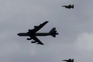 Lầu Năm Góc lên tiếng vụ Su-27 Nga giáp mặt B-52 Mỹ