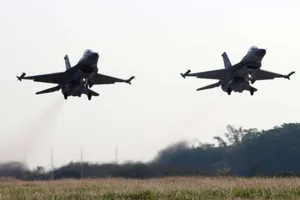 Máy bay Đài Loan bám sát tàu sân bay Trung Quốc