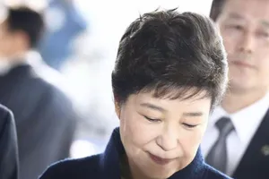 Ra tòa 4 lần trong 1 tuần, bà Park Geun-hye kiệt sức