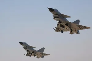 Trung Quốc lên tiếng vụ 2 tiêm kích J-10 chặn phi cơ Mỹ