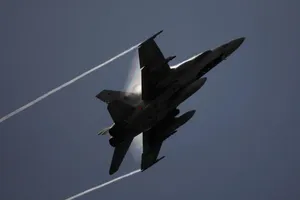 NATO tung 2 tiêm kích chặn máy bay Nga 