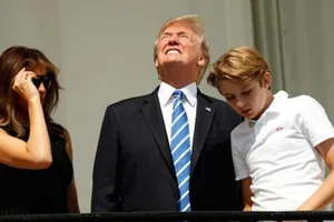 Ông Trump không đeo kính xem nhật thực toàn phần