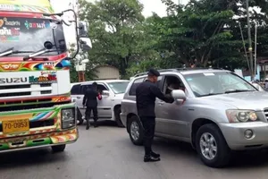 Thái Lan lùng sục từng xe tìm bà Yingluck