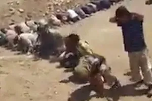 Hàng trăm quân IS quỳ gối xin hàng giữa sa mạc