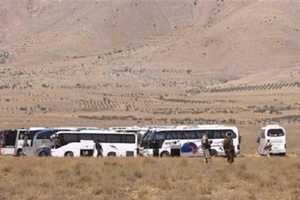 Đoàn xe IS 600 người 'phân đôi' dưới mưa bom của Mỹ