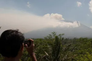 Nguy hiểm núi lửa Indonesia rung chuyển 500 lần/ngày