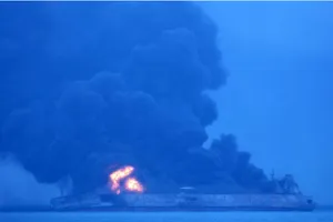 Tàu chở dầu cháy ngùn ngụt, trôi về biển Nhật Bản