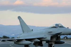 Anh điều 2 tiêm kích chặn oanh tạc cơ Nga