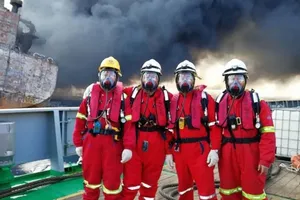 Trung Quốc điều thợ lặn ngăn thảm họa tràn dầu