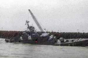 Tàu chiến Iran bị sóng đánh chìm