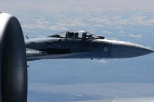 Tiêm kích Nga áp sát 1,5 m, máy bay Mỹ đổi hành trình 