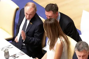 Ông Putin thú nhận từng ‘nổ’ với bà Melania Trump