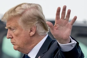 Ông Trump đang trong cảnh ‘tứ bề thọ địch’?