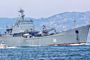 2 tàu chiến Nga chở đầy xe tăng, radar đến Syria?