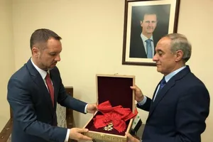 Ông Assad trả huân chương Bắc đẩu Bội tinh cho Pháp 