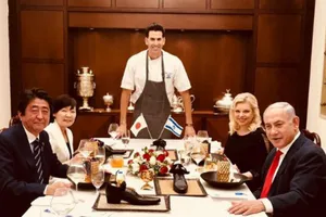 Israel đặt thức ăn trong giày đãi Thủ tướng Nhật